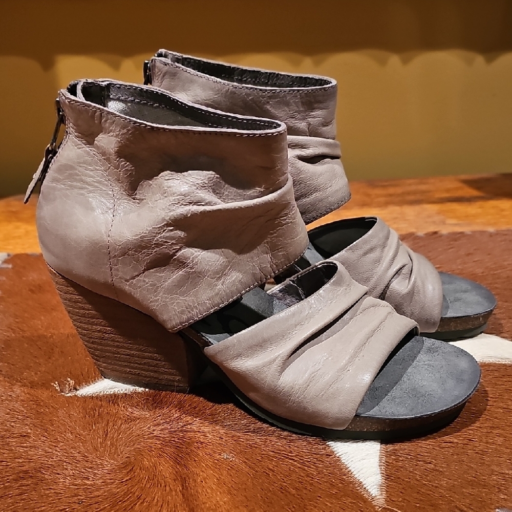 Gray Sandals Perfect for Everyday Comfort
